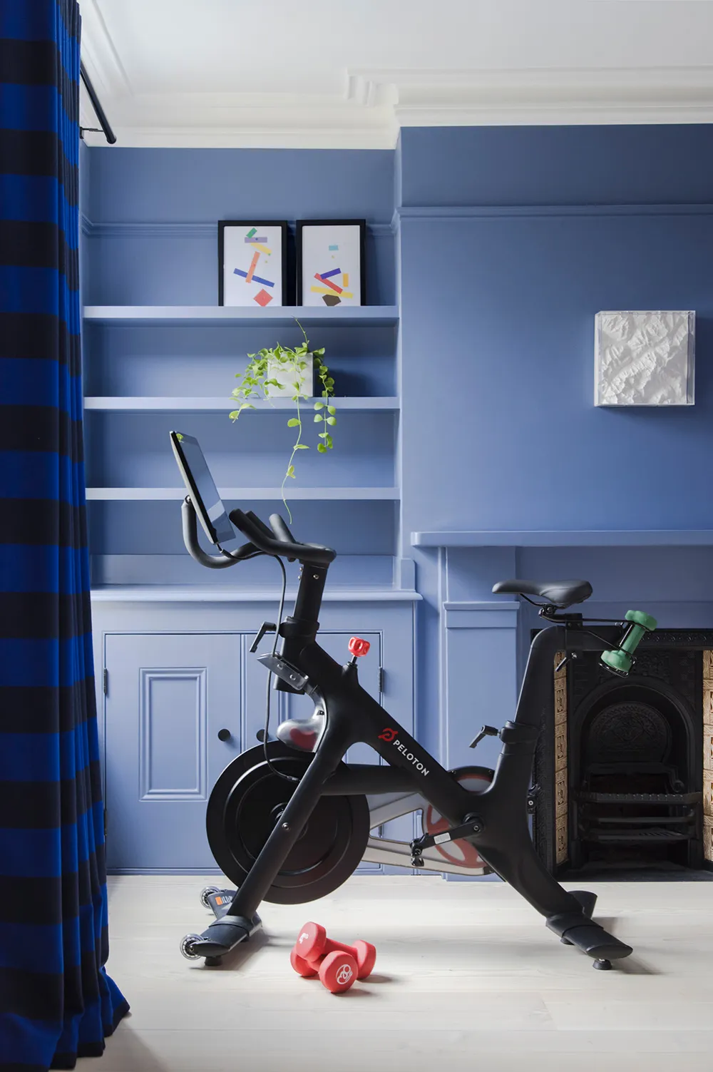 Intérieur tendance avec plafond rose à Londres - Gallery image 16