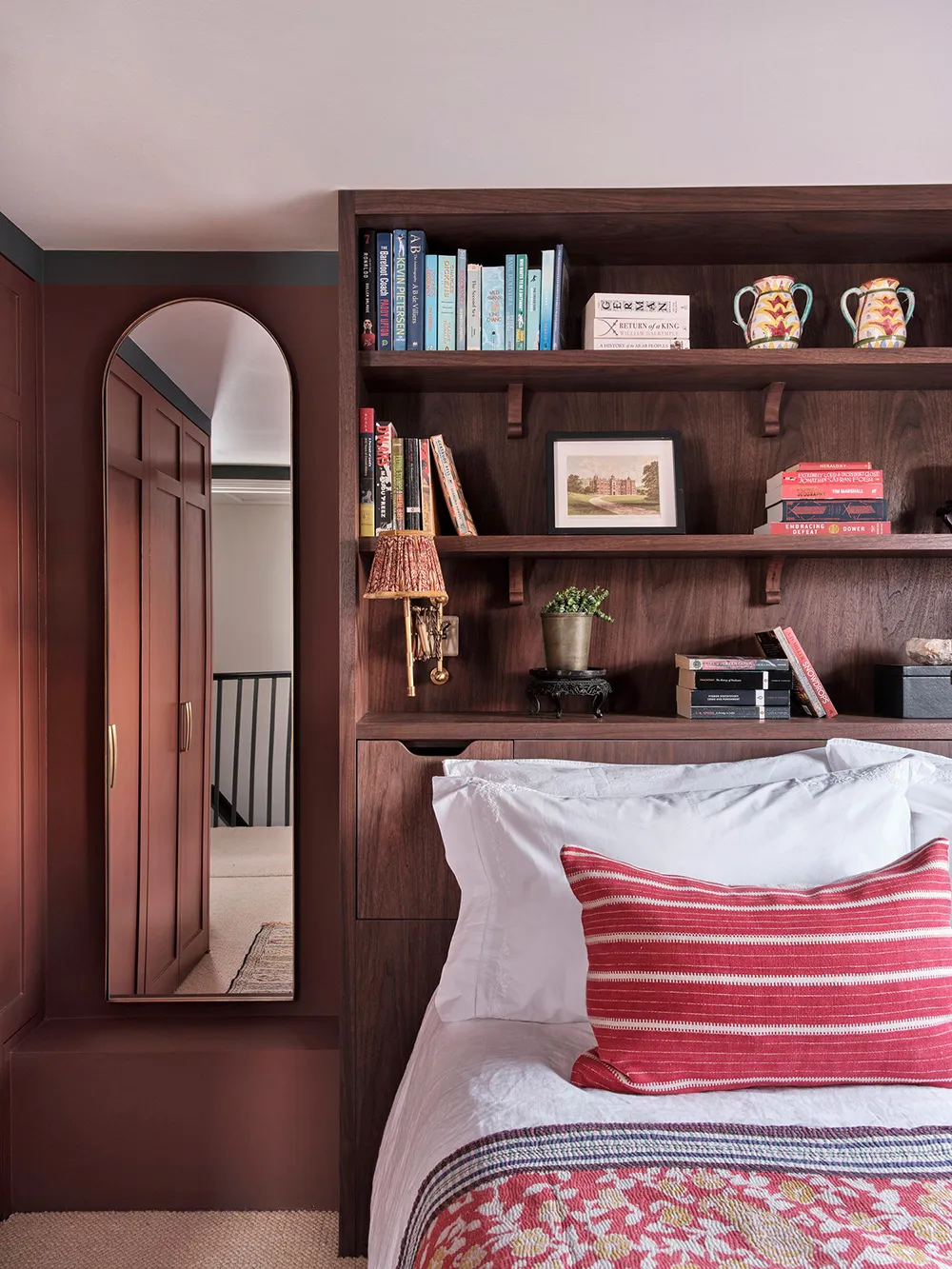 Оливковые стены и обилие декора: дом в Лондоне - Gallery image 16