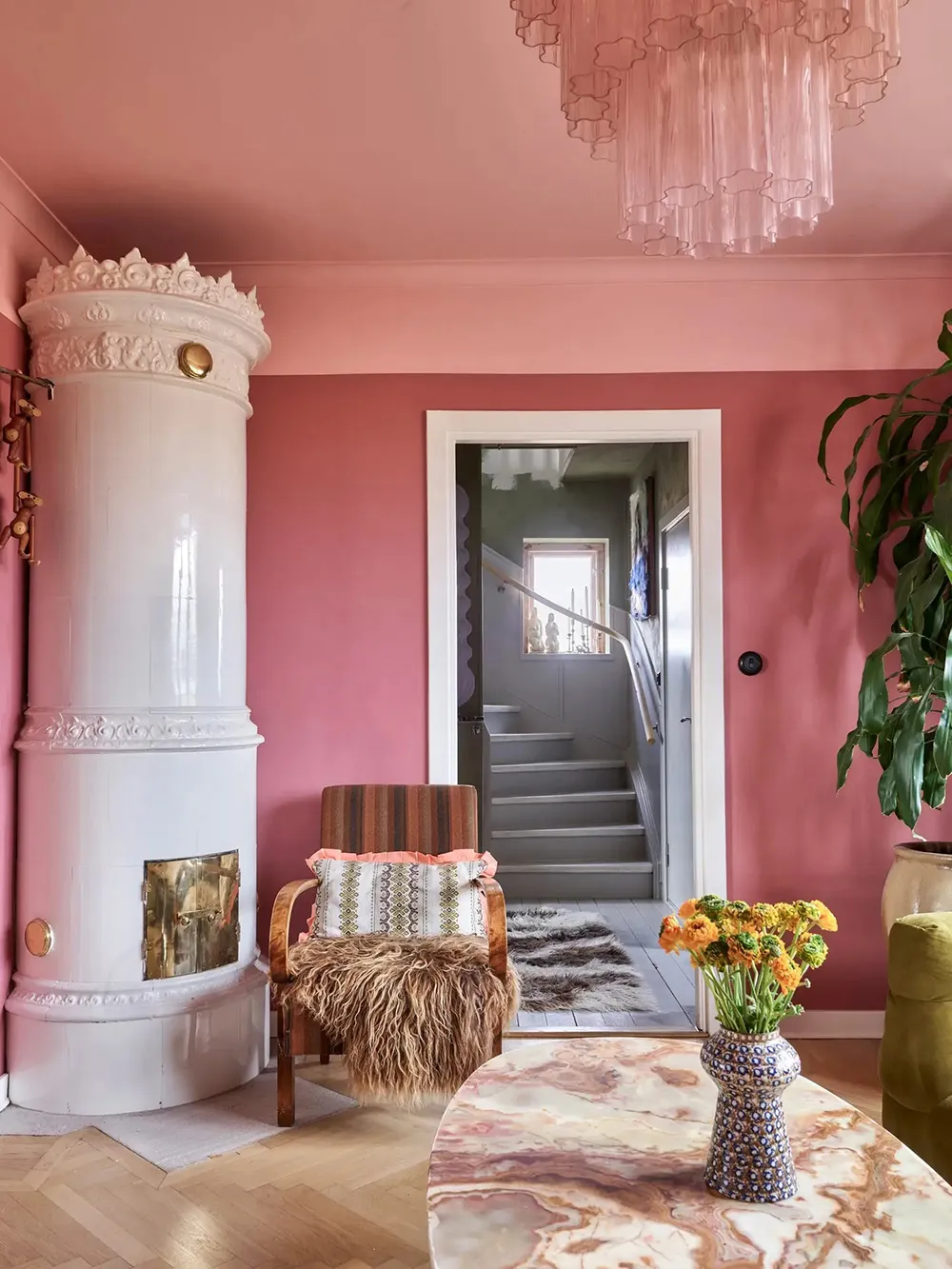 गुलाबी, हरा रंग एवं बाजार जैसा सजावटी वातावरण: स्वीडन में एक कॉटेज - Gallery image 3