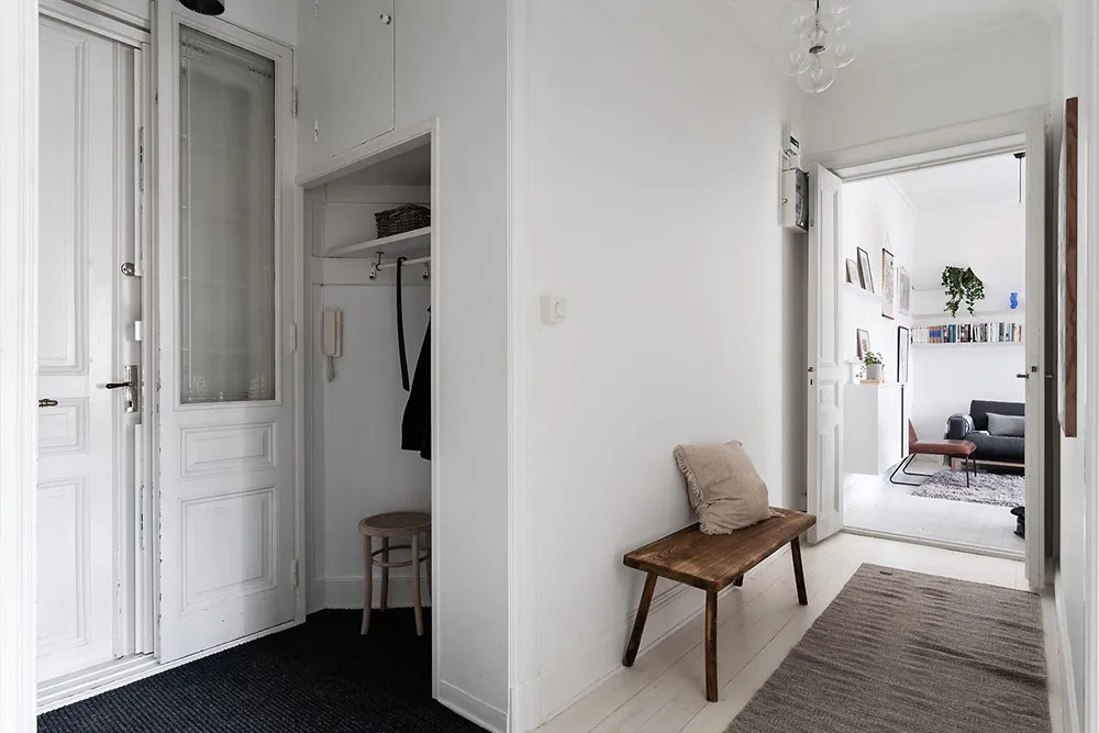 Уютный белый интерьер с лёгкими тёмными акцентами (57 кв. м) - Gallery image 18