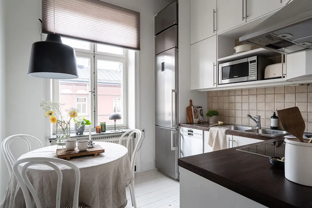 Уютный белый интерьер с лёгкими тёмными акцентами (57 кв. м) - Gallery image 16