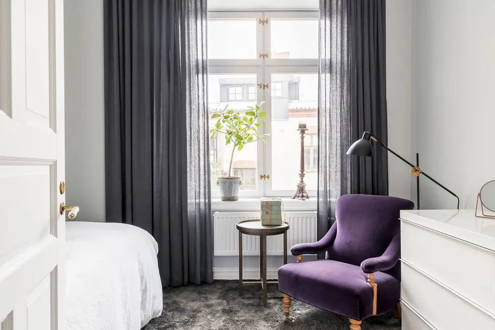 Żółty sofia i inne jaskrawe akcenty w wnętrzach mieszkania w Malmö - Gallery image 15