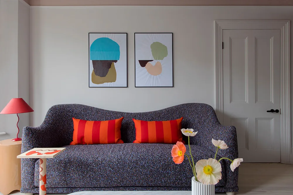 Intérieur tendance avec plafond rose à Londres - Gallery image 3