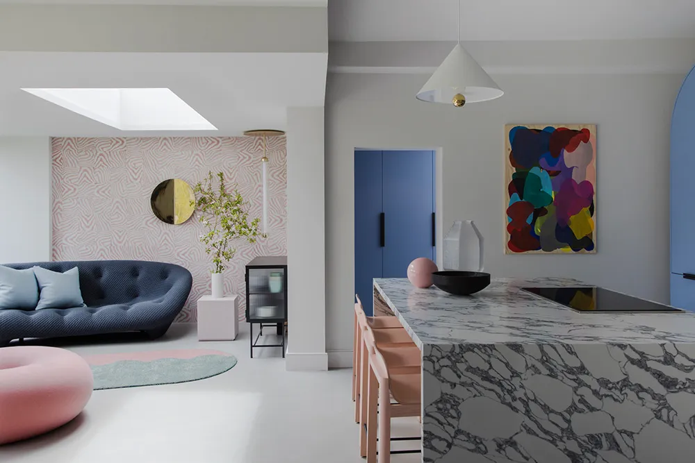 Intérieur tendance avec plafond rose à Londres - Gallery image 5
