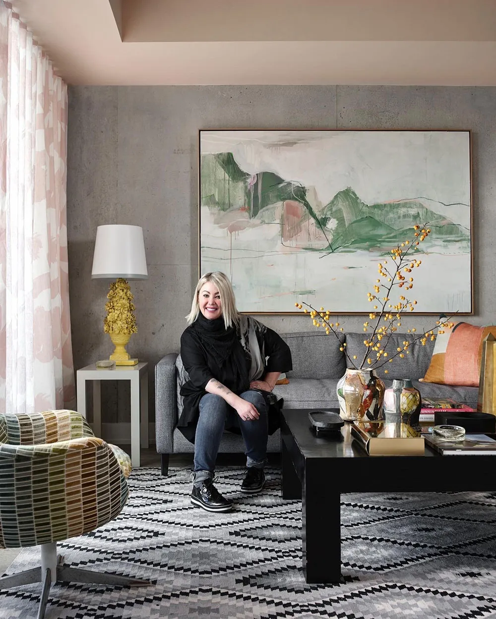 Клетчатая кухня и женственные нотки: индустриальный интерьер актрисы в Торонто - Gallery image 15