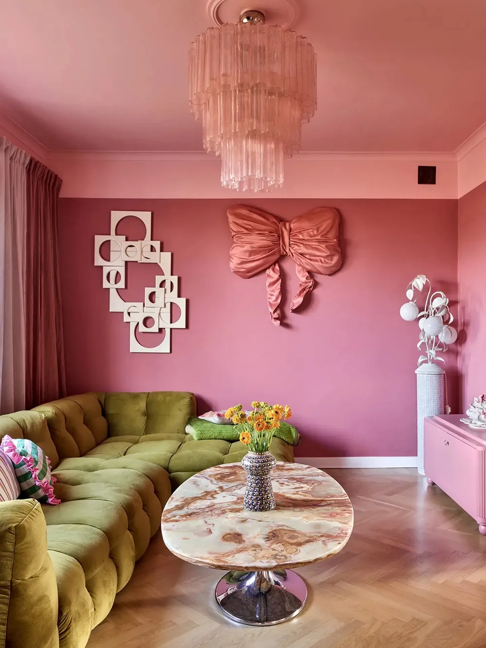 गुलाबी, हरा रंग एवं बाजार जैसा सजावटी वातावरण: स्वीडन में एक कॉटेज - Gallery image 2