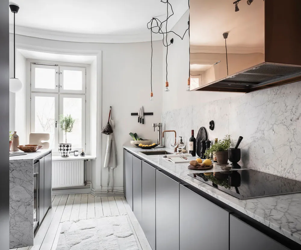 Schwedische Wohnung mit beigefarbenen Wohnzimmer und grauem Schlafzimmer (83 qm) - Gallery image 15