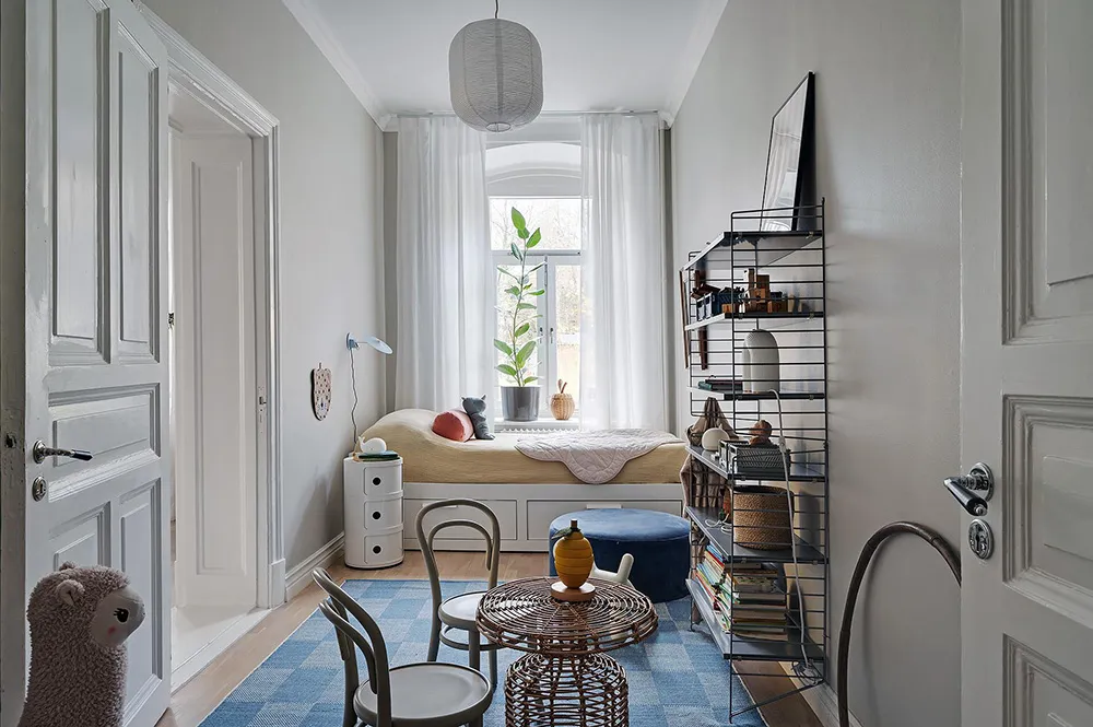 Appartement à l'ambiance pâle et pastel en Suède avec une cuisine bleue - Gallery image 30