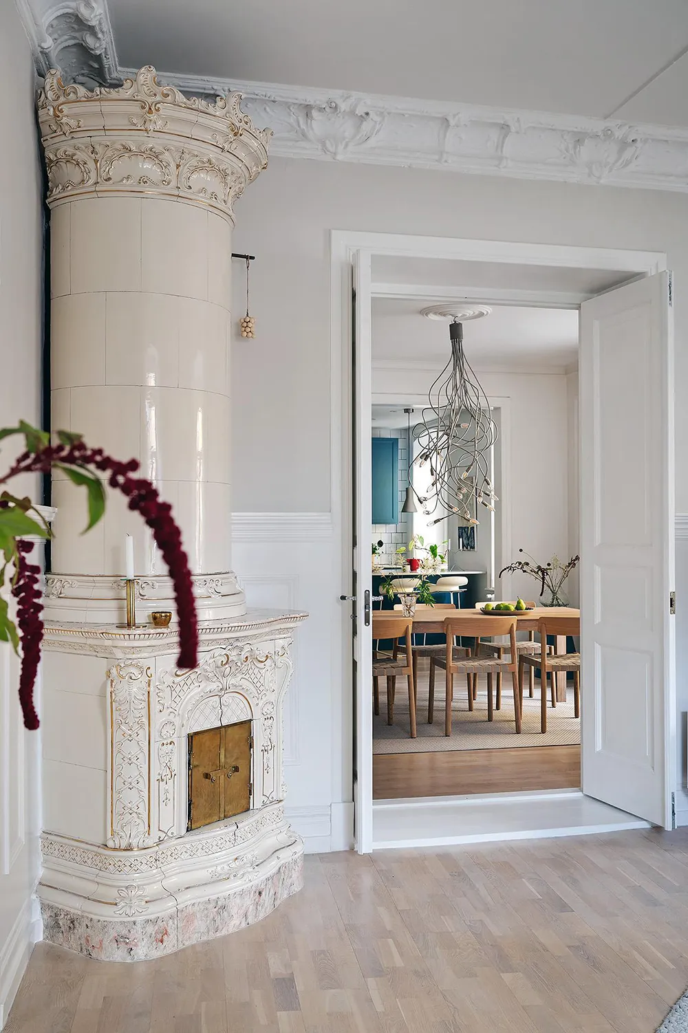 Appartement à l'ambiance pâle et pastel en Suède avec une cuisine bleue - Gallery image 5