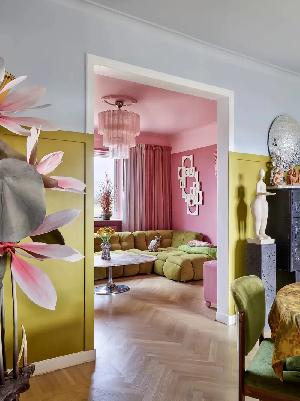 गुलाबी, हरा रंग एवं बाजार जैसा सजावटी वातावरण: स्वीडन में एक कॉटेज - Gallery image 1