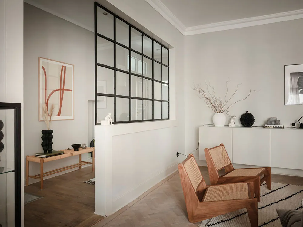 Schwedische Wohnung mit beigefarbenen Wohnzimmer und grauem Schlafzimmer (83 qm) - Gallery image 7