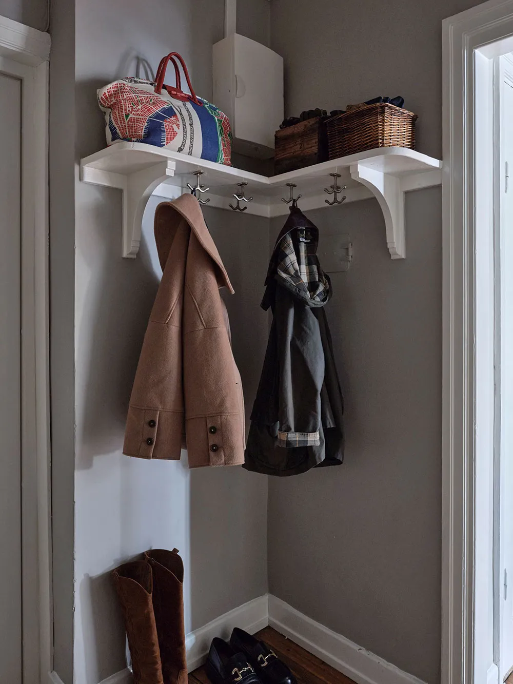 Petite appartement suédois avec mur bleu caractéristique et abondance de décoration (45 m²) - Gallery image 18