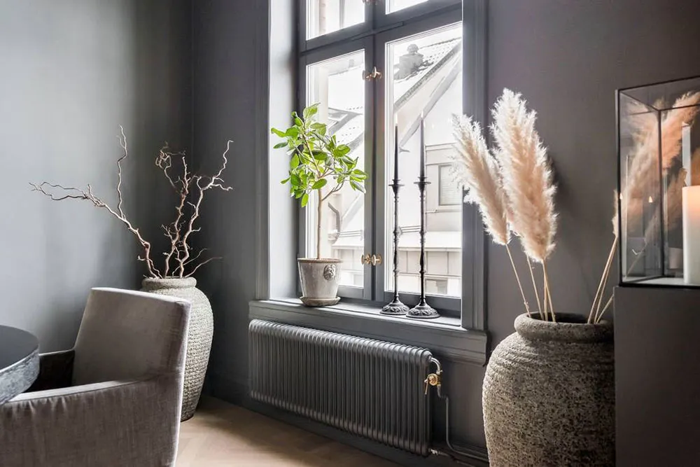 Żółty sofia i inne jaskrawe akcenty w wnętrzach mieszkania w Malmö - Gallery image 5