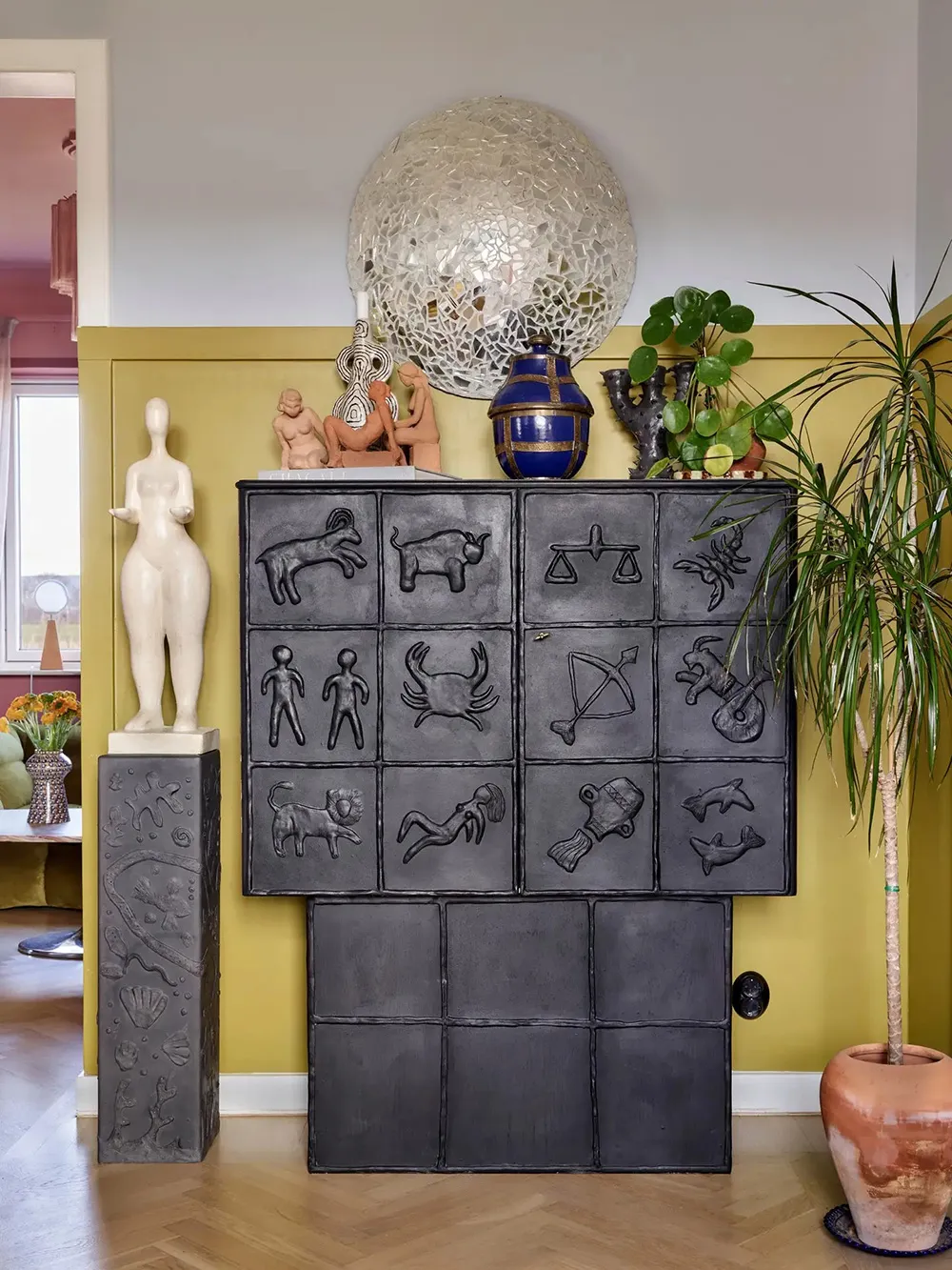 गुलाबी, हरा रंग एवं बाजार जैसा सजावटी वातावरण: स्वीडन में एक कॉटेज - Gallery image 9