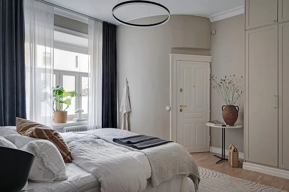 Appartement à l'ambiance pâle et pastel en Suède avec une cuisine bleue - Gallery image 29