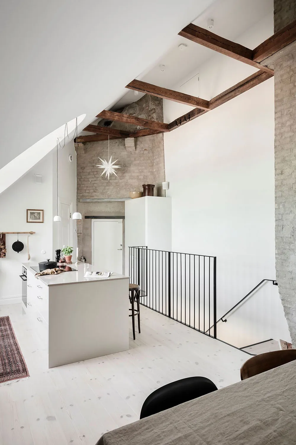 Luminosa y elegante apartamento de mansardas con ventanales de lujo en Suecia - Gallery image 1