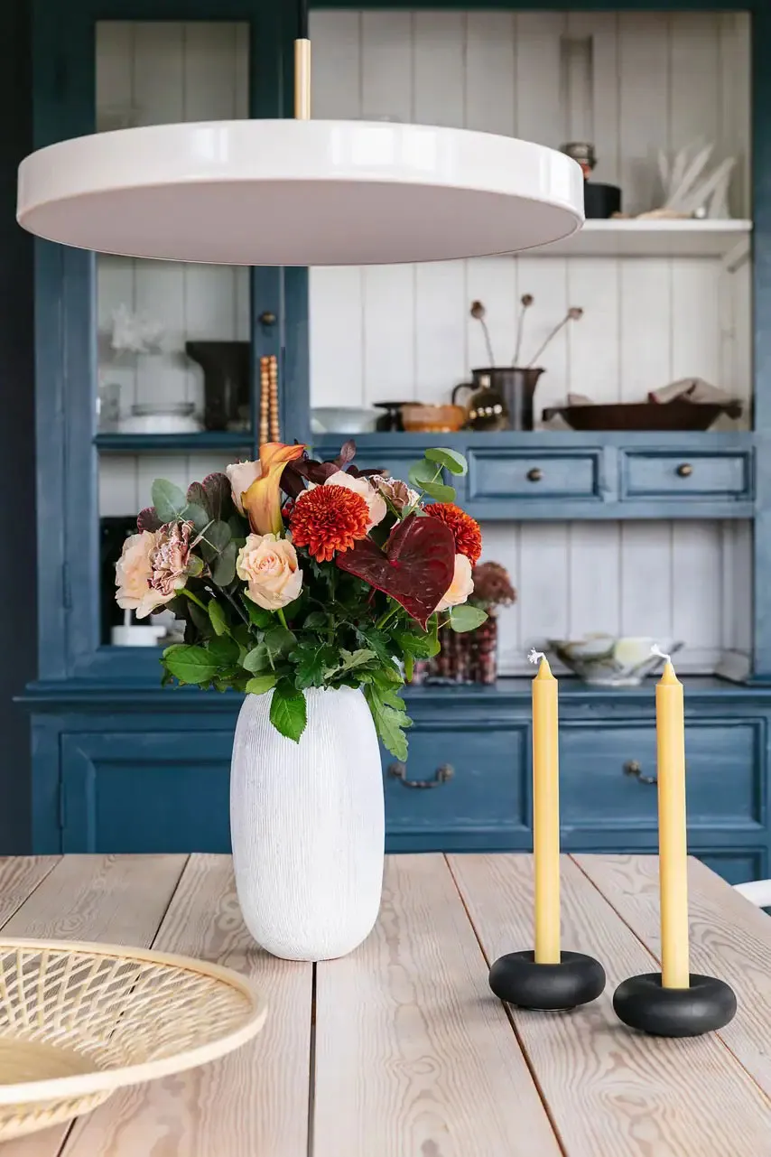 Bleu foncé dans le design d'un appartement scandinave - Gallery image 6