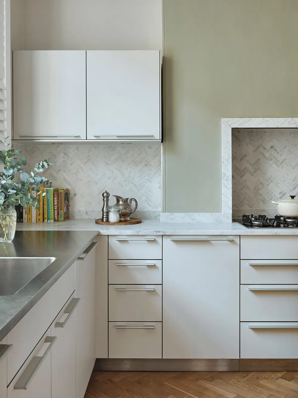 Оливковые стены и обилие декора: дом в Лондоне - Gallery image 6