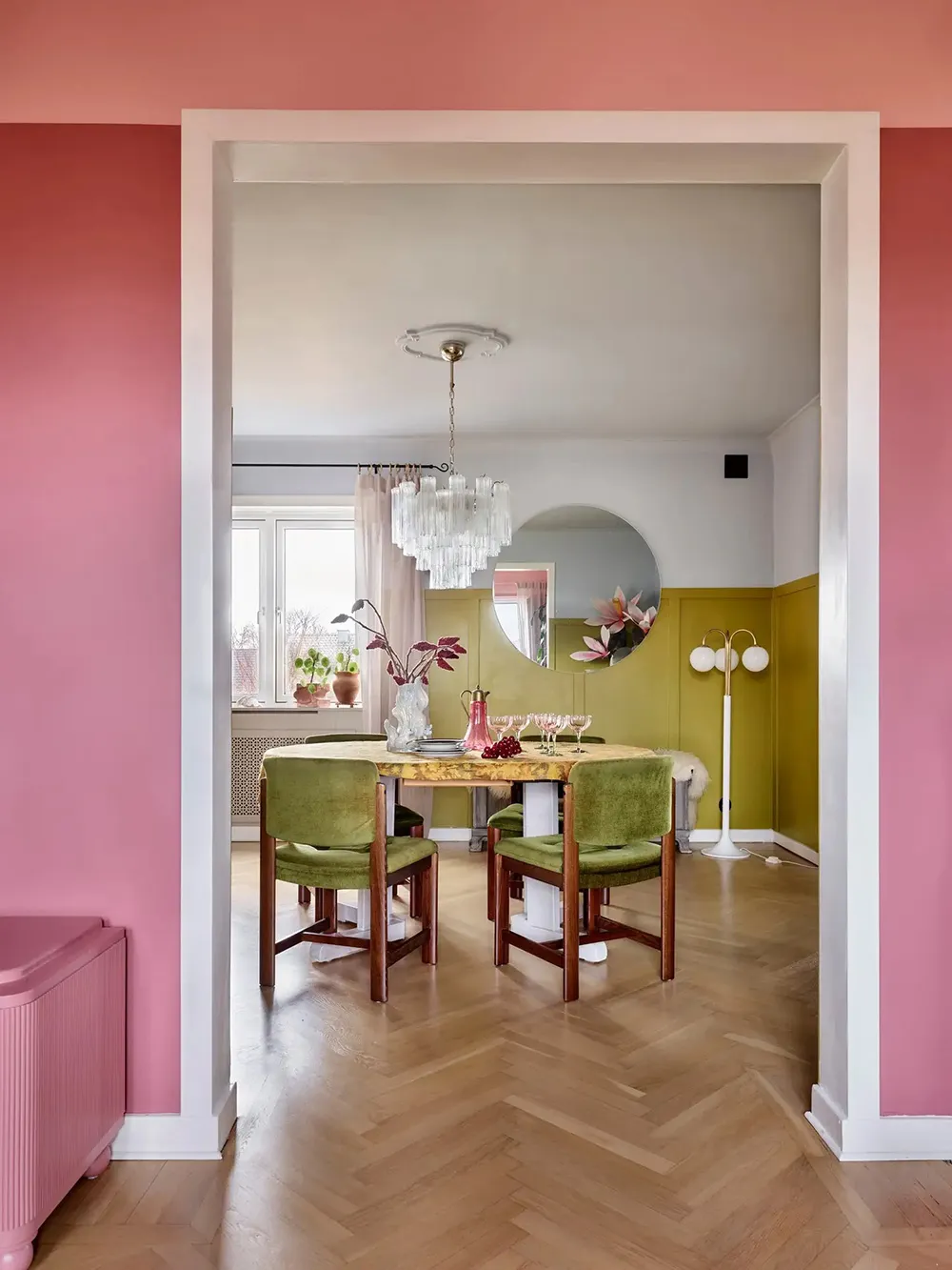 गुलाबी, हरा रंग एवं बाजार जैसा सजावटी वातावरण: स्वीडन में एक कॉटेज - Gallery image 4