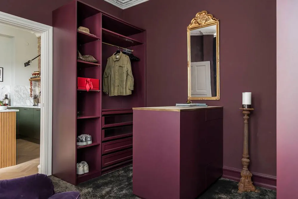 Żółty sofia i inne jaskrawe akcenty w wnętrzach mieszkania w Malmö - Gallery image 19