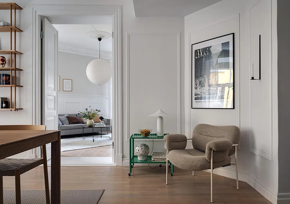 Appartement à l'ambiance pâle et pastel en Suède avec une cuisine bleue - Gallery image 8