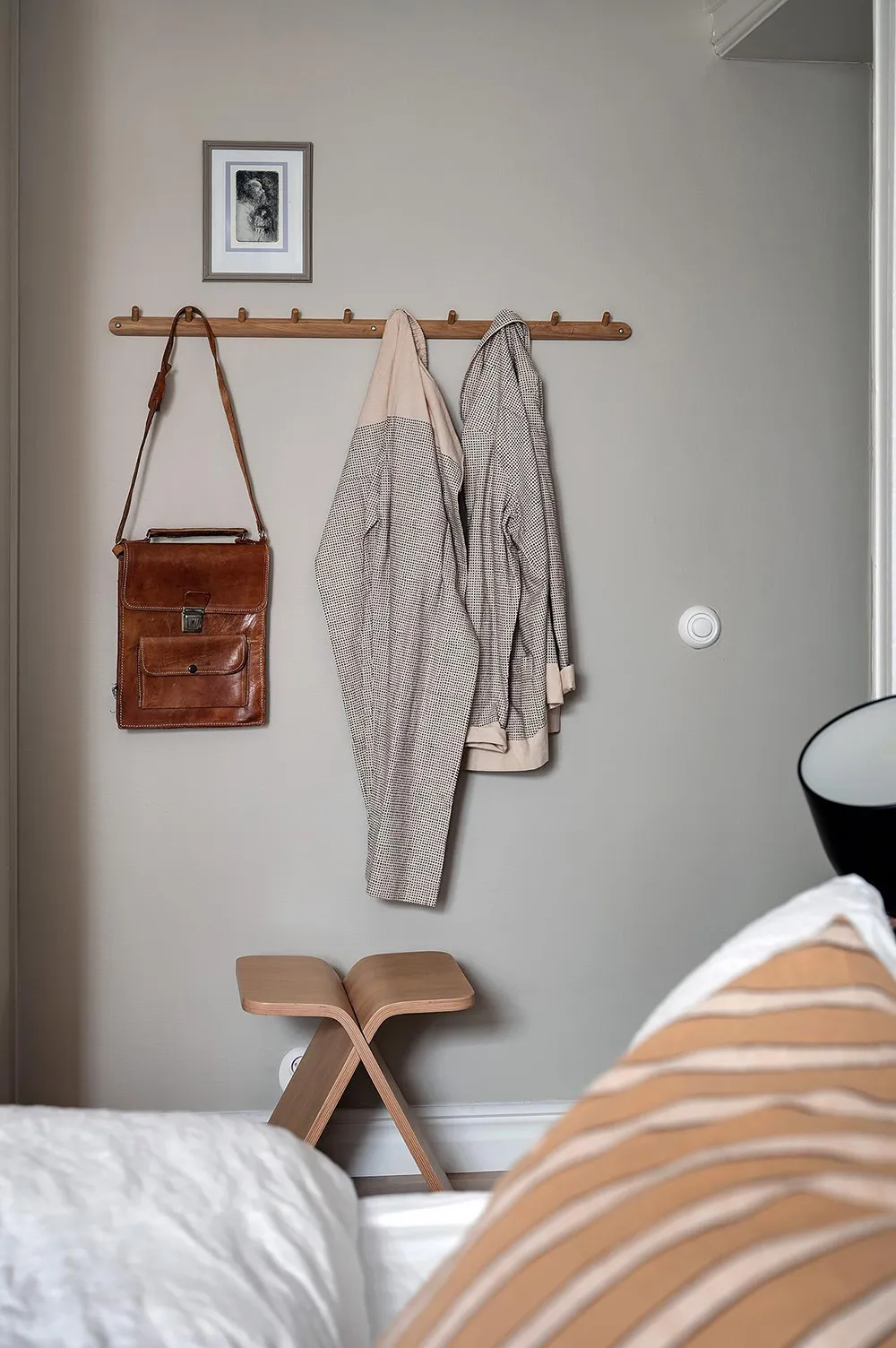 Appartement à l'ambiance pâle et pastel en Suède avec une cuisine bleue - Gallery image 27