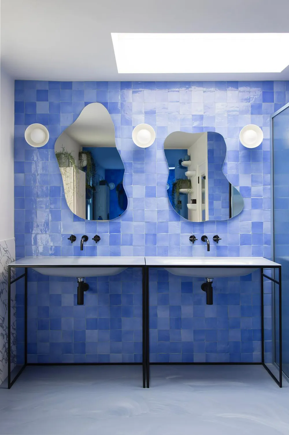 Intérieur tendance avec plafond rose à Londres - Gallery image 13