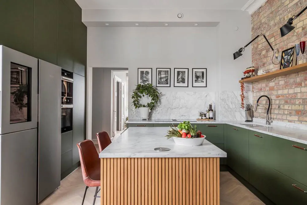 Żółty sofia i inne jaskrawe akcenty w wnętrzach mieszkania w Malmö - Gallery image 9