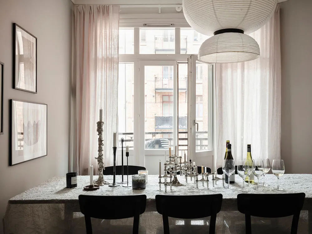 Schwedische Wohnung mit beigefarbenen Wohnzimmer und grauem Schlafzimmer (83 qm) - Gallery image 3