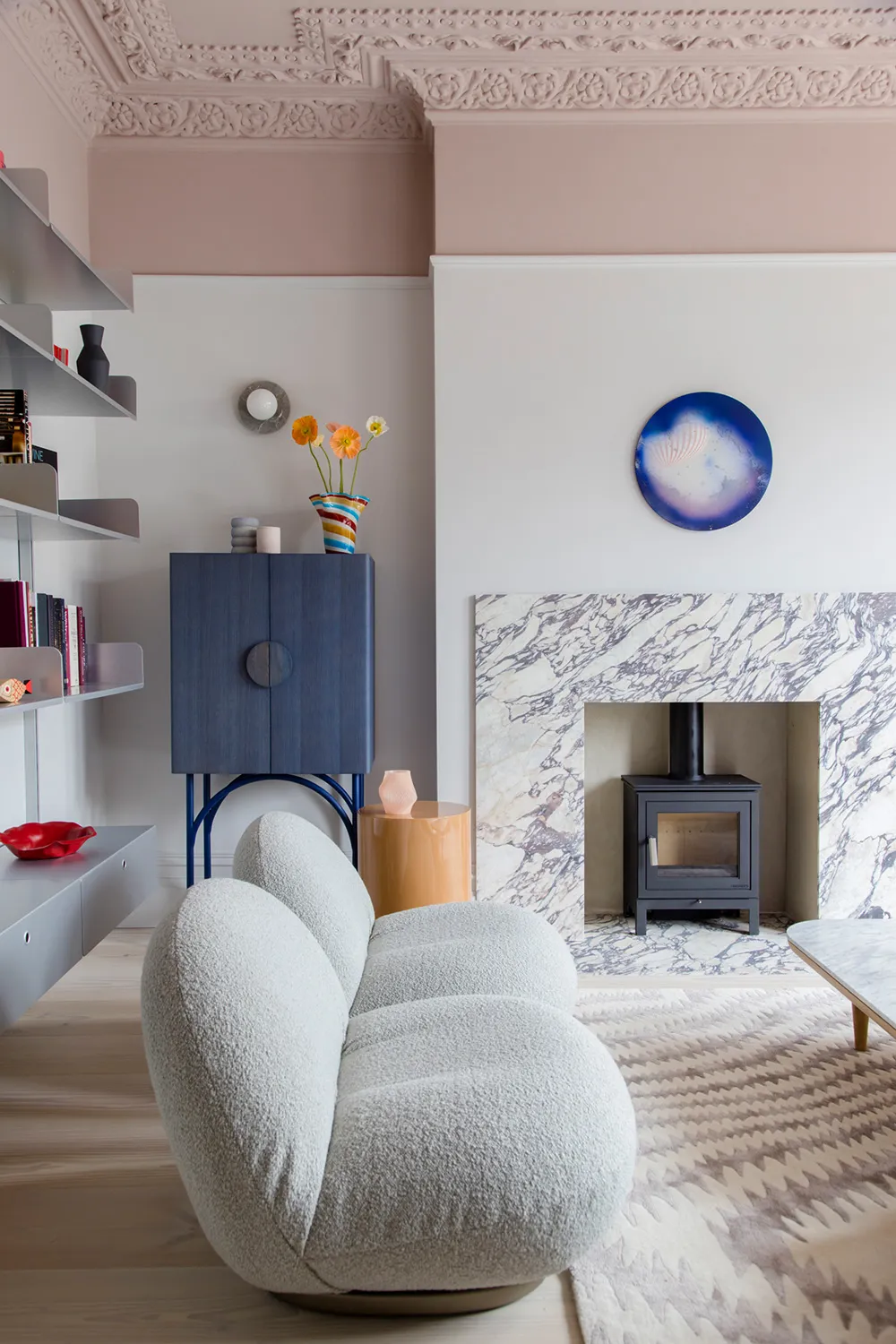 Intérieur tendance avec plafond rose à Londres - Gallery image 1