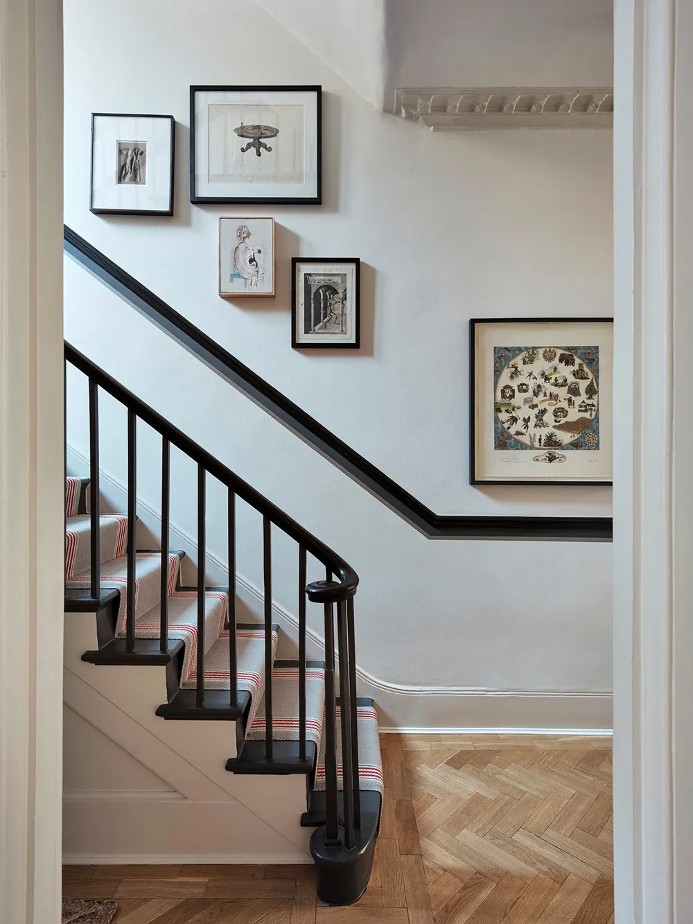 Оливковые стены и обилие декора: дом в Лондоне - Gallery image 7