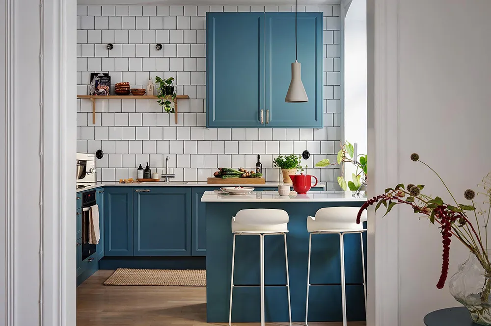 Appartement à l'ambiance pâle et pastel en Suède avec une cuisine bleue - Gallery image 12