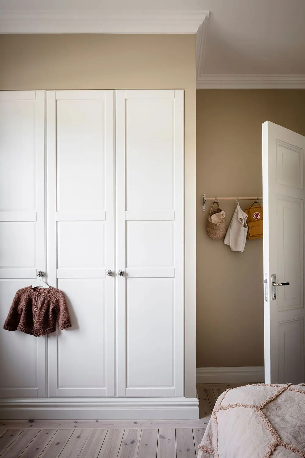 Luminosa y elegante apartamento de mansardas con ventanales de lujo en Suecia - Gallery image 33