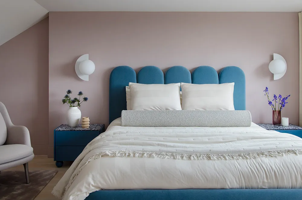 Intérieur tendance avec plafond rose à Londres - Gallery image 15