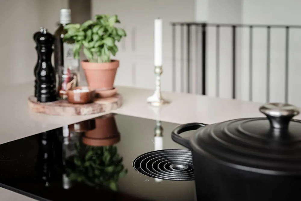 Luminosa y elegante apartamento de mansardas con ventanales de lujo en Suecia - Gallery image 7