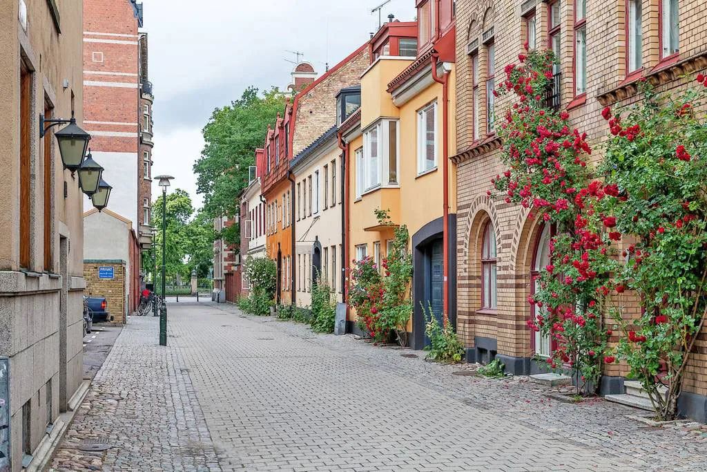 Żółty sofia i inne jaskrawe akcenty w wnętrzach mieszkania w Malmö - Gallery image 27