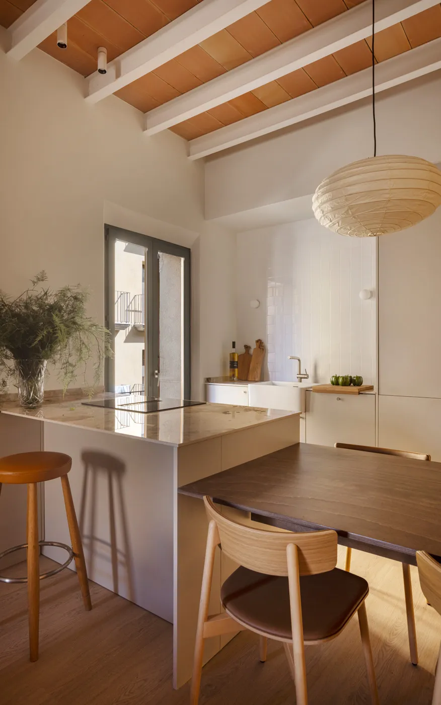 Balcones, pared de ladrillo y distribución incomoda: apartamento en Barcelona (65 m²) - Gallery image 4