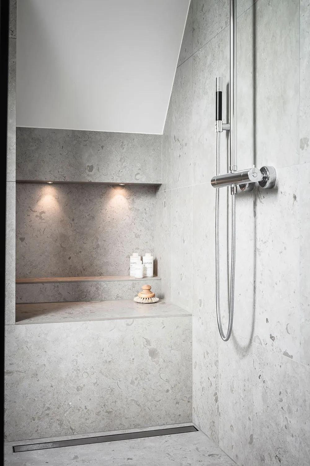 Luminosa y elegante apartamento de mansardas con ventanales de lujo en Suecia - Gallery image 13