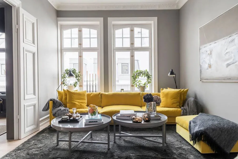Żółty sofia i inne jaskrawe akcenty w wnętrzach mieszkania w Malmö - Gallery image 1