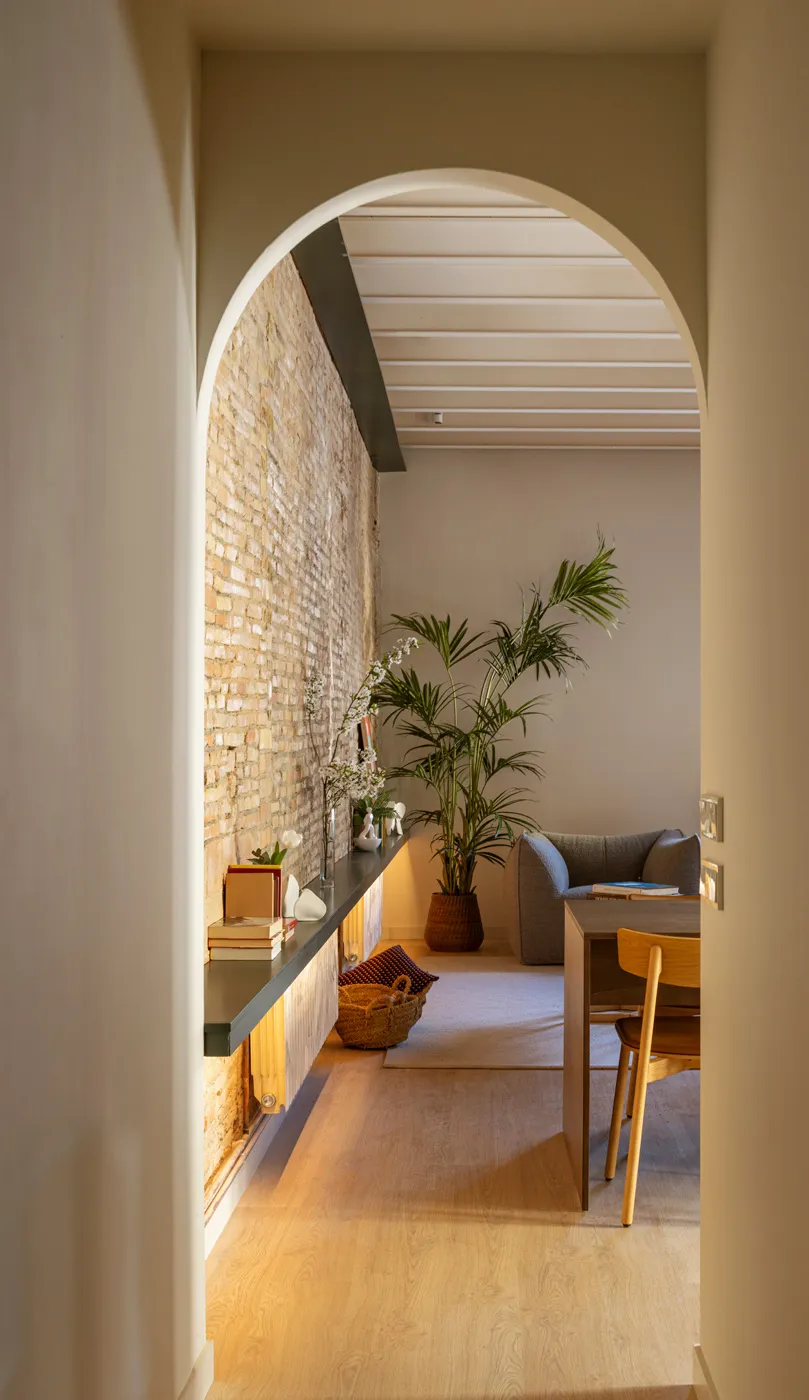 Balcones, pared de ladrillo y distribución incomoda: apartamento en Barcelona (65 m²) - Gallery image 1