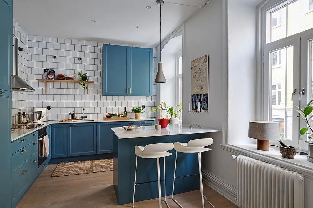 Appartement à l'ambiance pâle et pastel en Suède avec une cuisine bleue - Gallery image 11