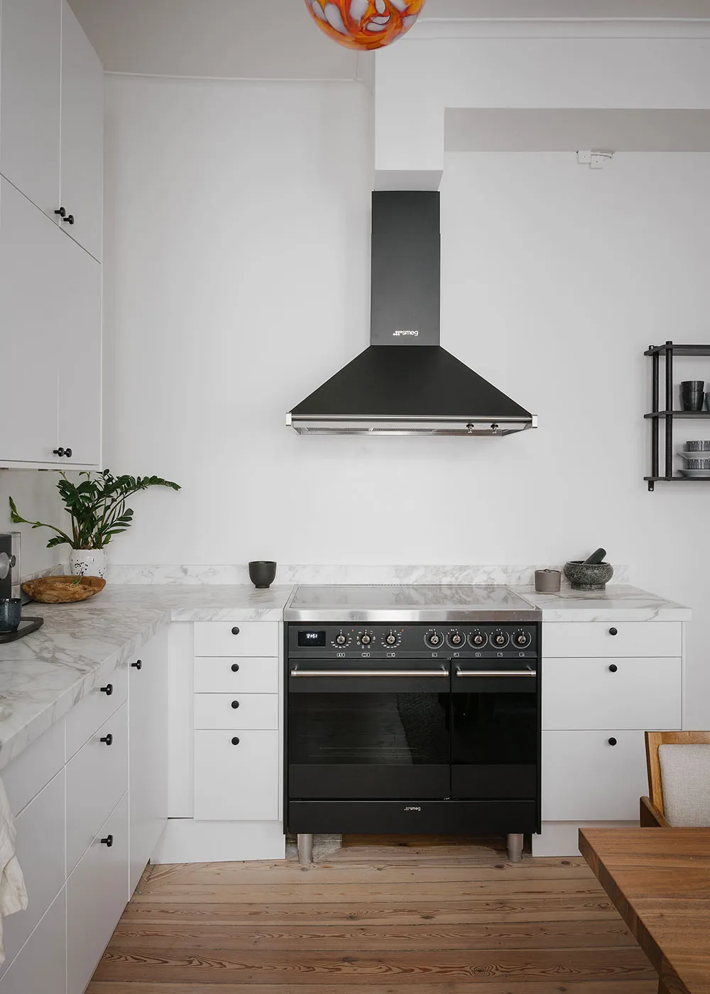 Agradable minimalismo escandinavo en un edificio antiguo en Estocolmo (67 m²) - Gallery image 24