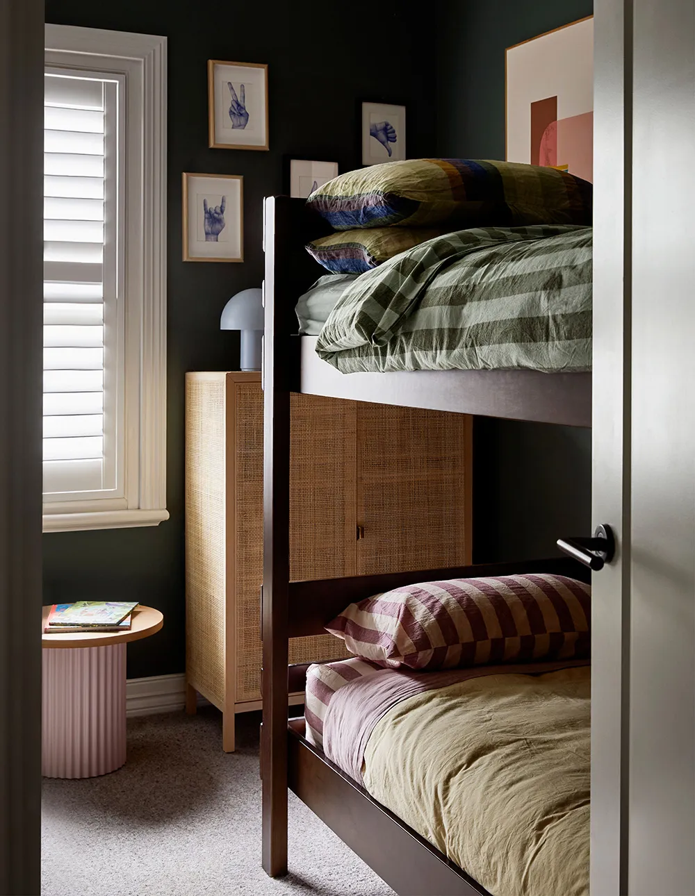 Stylowy i cenny интерьер małego domu projektanta w Australii - Gallery image 9