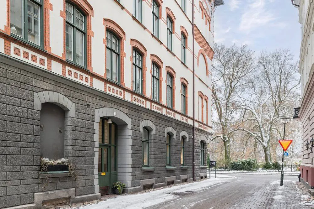 Żółty sofia i inne jaskrawe akcenty w wnętrzach mieszkania w Malmö - Gallery image 25