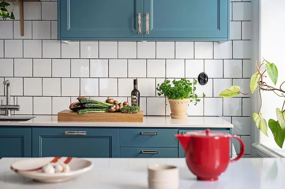 Appartement à l'ambiance pâle et pastel en Suède avec une cuisine bleue - Gallery image 13