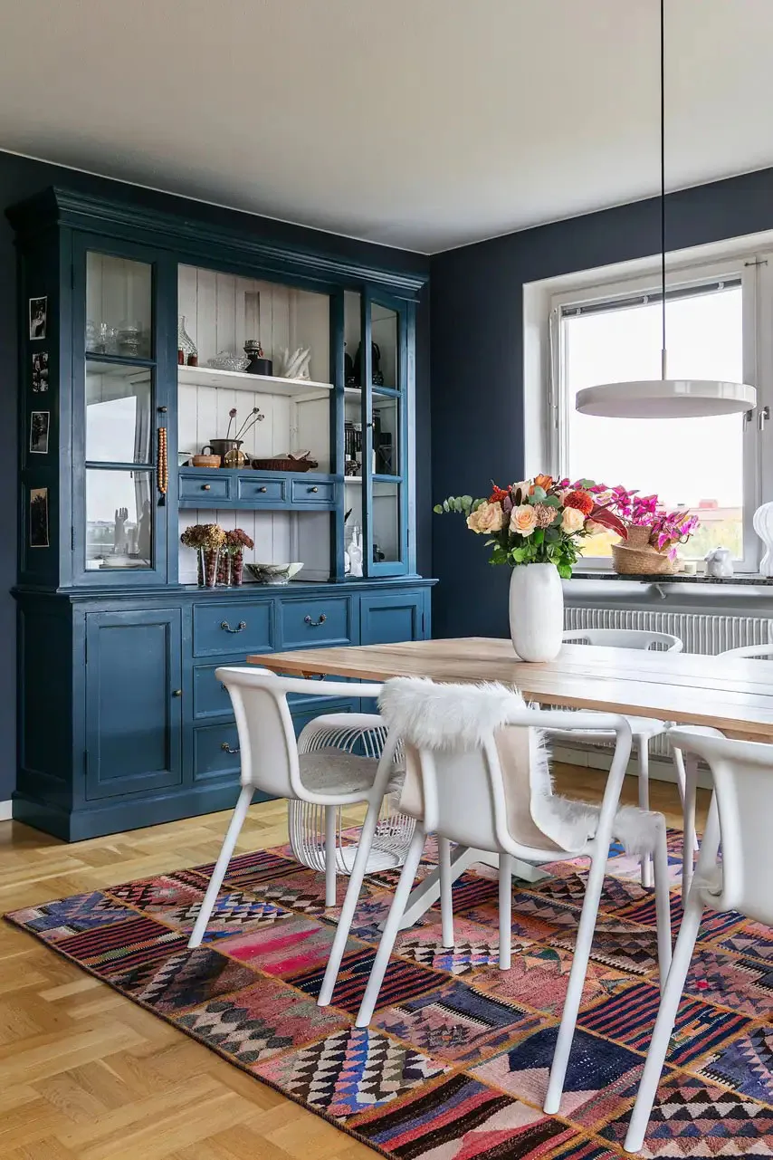 Bleu foncé dans le design d'un appartement scandinave - Gallery image 1