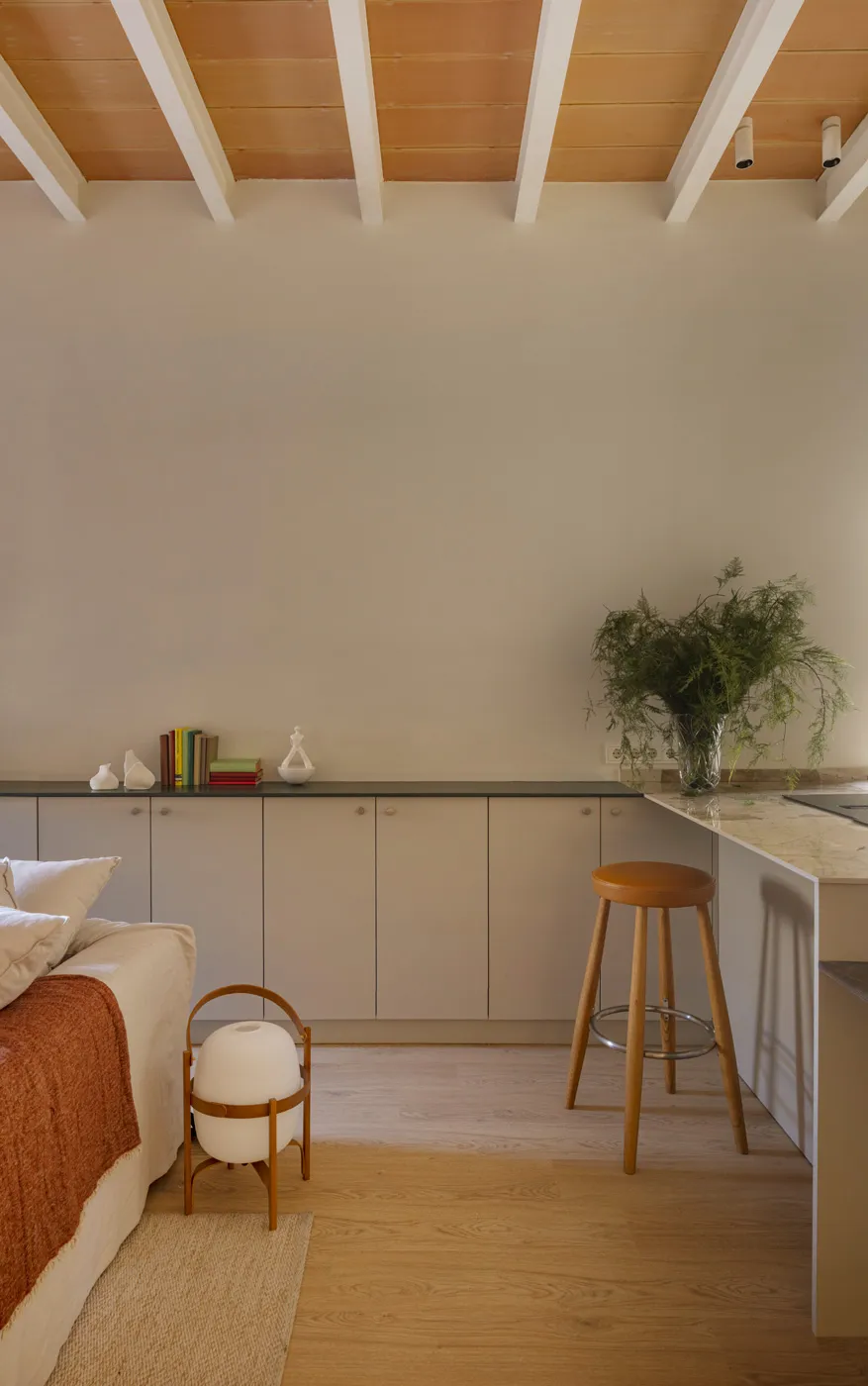 Balcones, pared de ladrillo y distribución incomoda: apartamento en Barcelona (65 m²) - Gallery image 9