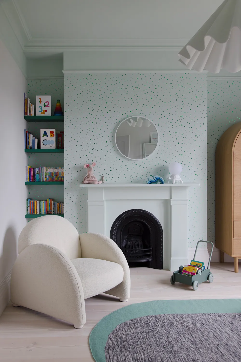 Intérieur tendance avec plafond rose à Londres - Gallery image 17