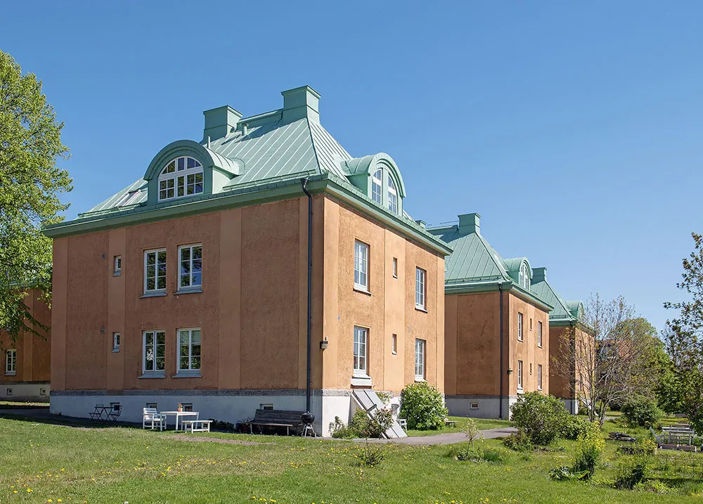 Luminosa y elegante apartamento de mansardas con ventanales de lujo en Suecia - Gallery image 35