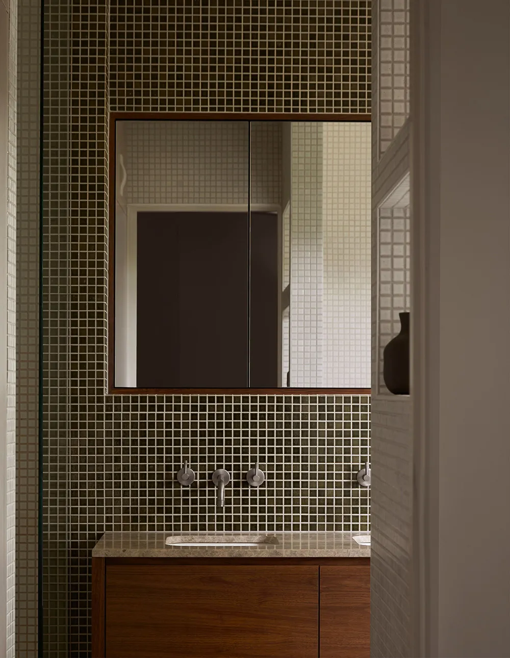 Stylowy i cenny интерьер małego domu projektanta w Australii - Gallery image 11